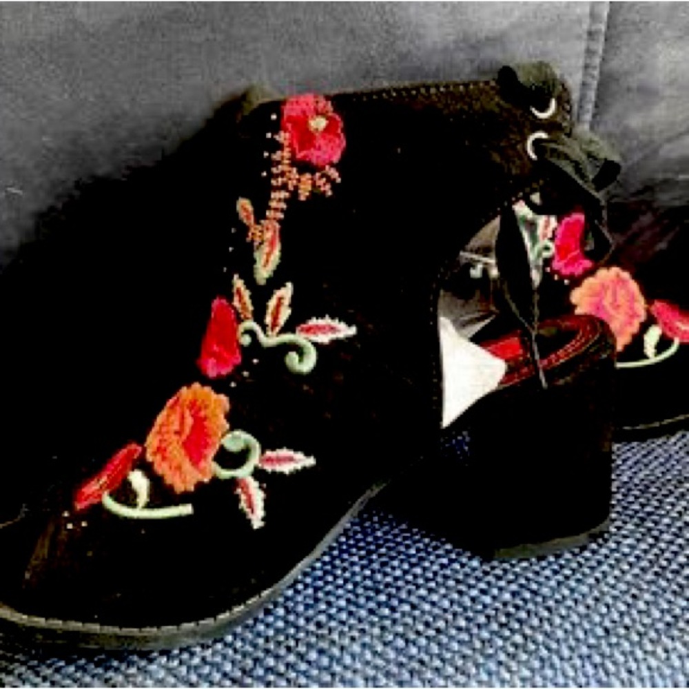 New! Beautiful Embroidered Mari A shoes Size 6. (UPDATE: See below!)